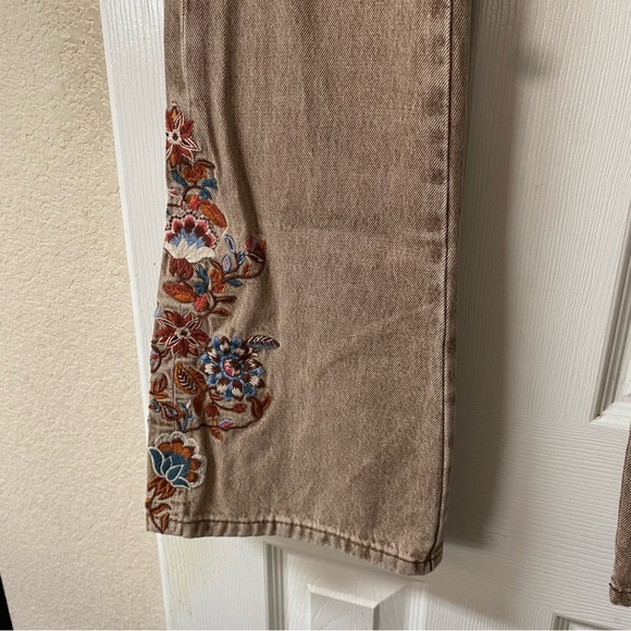 Grace in LA Tan Brown Floral Embroidered Flare Jeans Size 27” - Picture 4 of 15